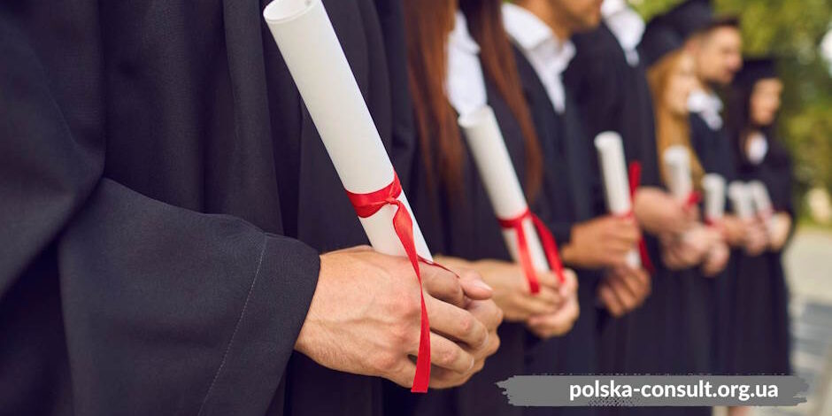 Випускники польських університетів у мантіях з дипломами — стартові зарплати спеціалістів у 2026 році - Polska Consult TM